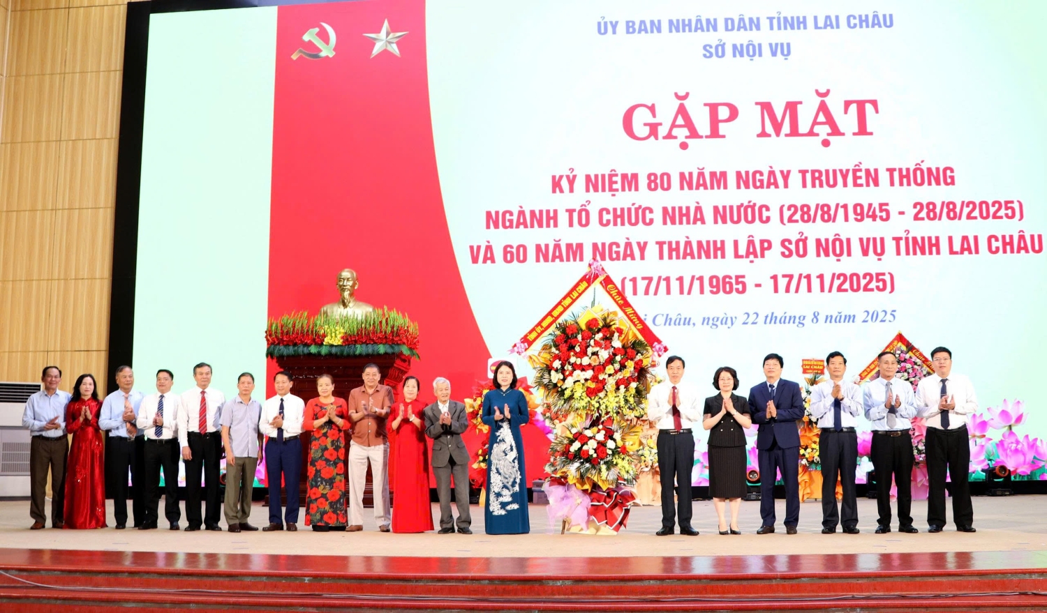 Đồng chí Lê Văn Lương - Phó Bí thư Tỉnh uỷ, Chủ tịch UBND tỉnh tặng hoa chúc mừng Ngành Nội vụ