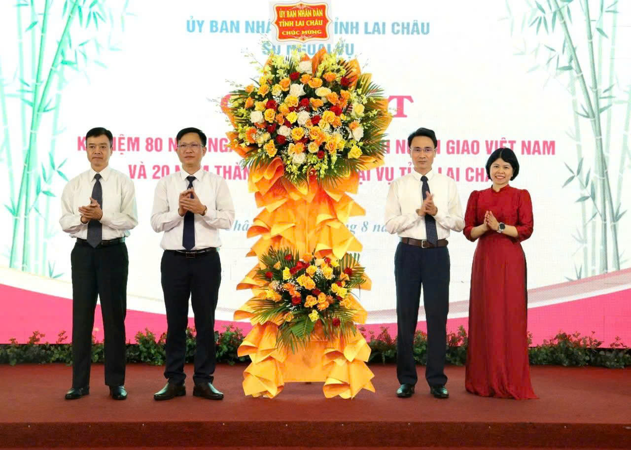 Đồng chí Hà Trọng Hải - Tỉnh uỷ viên, Phó Chủ tịch UBND tỉnh tặng hoa chúc mừng Ngành Ngoại vụ
