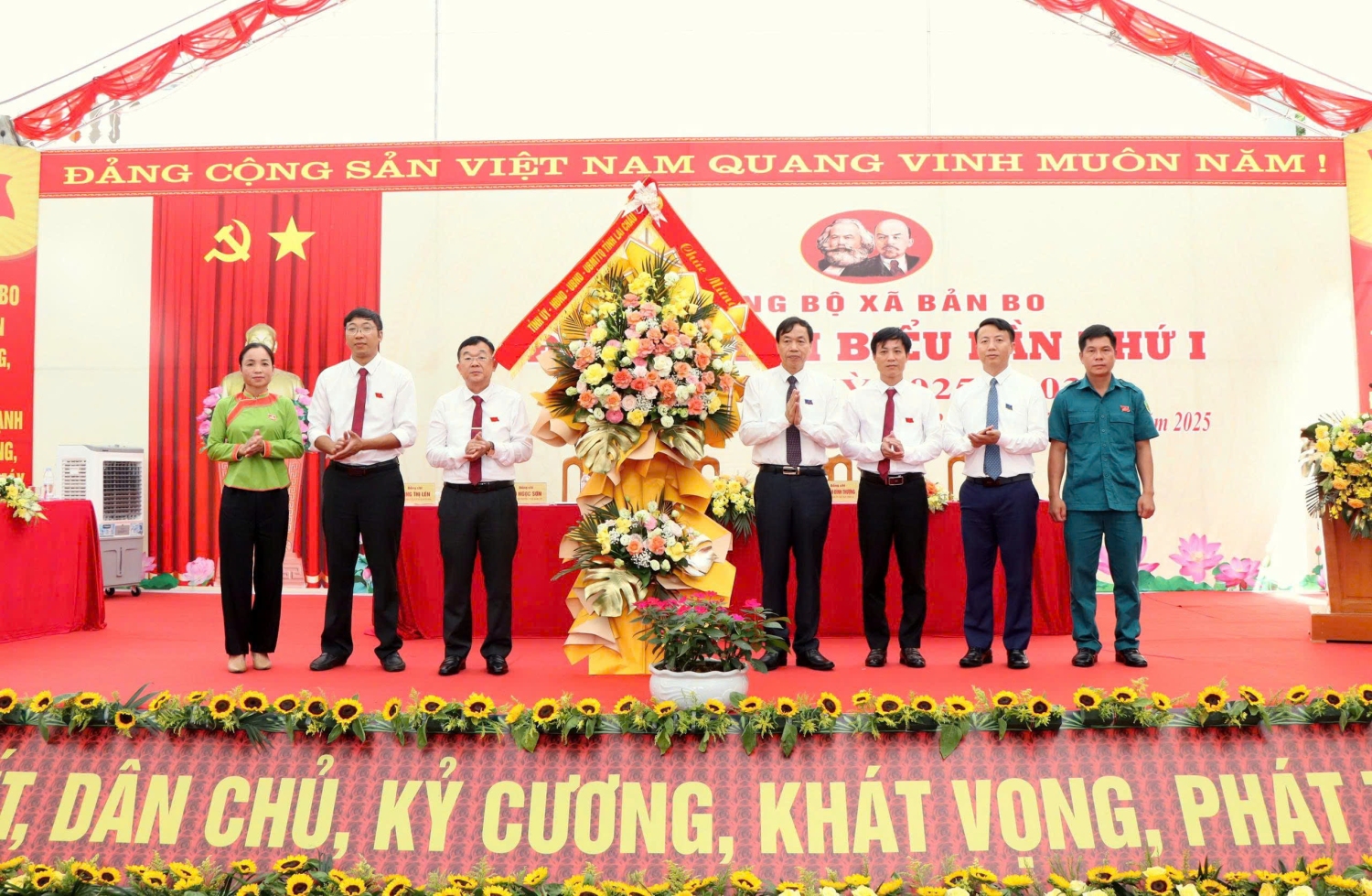 Đồng chí Lê Văn Lương - Phó Bí thư Tỉnh uỷ, Chủ tịch UBND tỉnh tặng hoa chúc mừng Đại hội