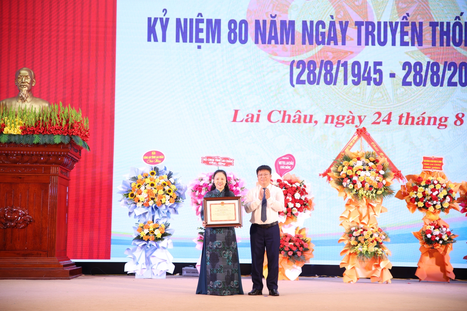 Thừa uỷ quyền của Bộ trưởng Bộ Văn hoá, Thể thao và Du lịch, đồng chí Trần Mạnh Hùng - Giám đốc Sở Văn hoá, Thể thao và Du lịchtrao Bằng khen của Bộ cho bà Mào Hải Chính - Trưởng Phòng Nghệ thuật biểu diễn, Trung tâm Văn hoá Nghệ thuật tỉnh
