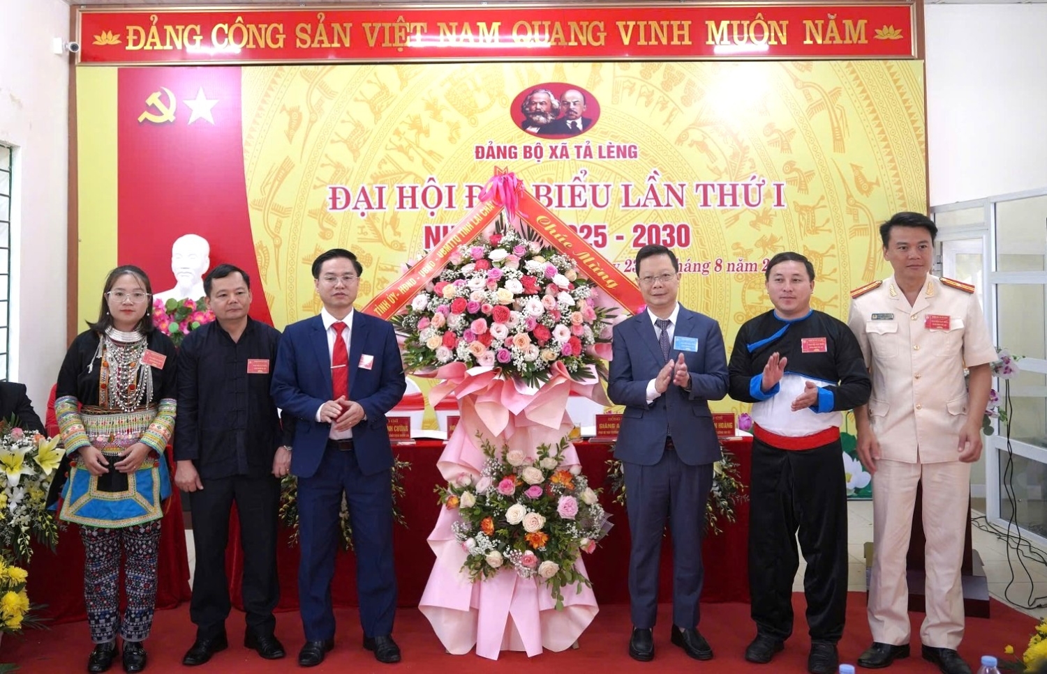 Đồng chí Nguyễn Ngọc Vinh - Ủy viên Ban Thường vụ Tỉnh ủy, Chủ nhiệm Ủy ban Kiểm tra Tỉnh ủy tặng hoa chúc mừng Đại hội