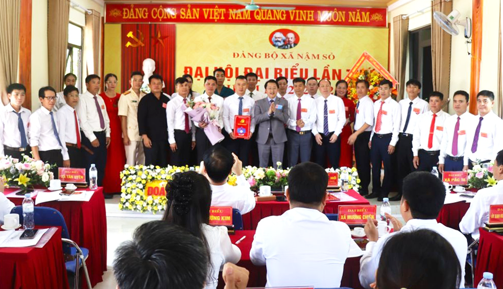 Đồng chí Sùng A Hồ - Uỷ viên Ban Thường vụ Tỉnh ủy, Chủ tịch Ủy ban MTTQ Việt Nam tỉnh trao quyết định và tặng hoa chúc mừng Ban Chấp hành Đảng bộ xã khóa I