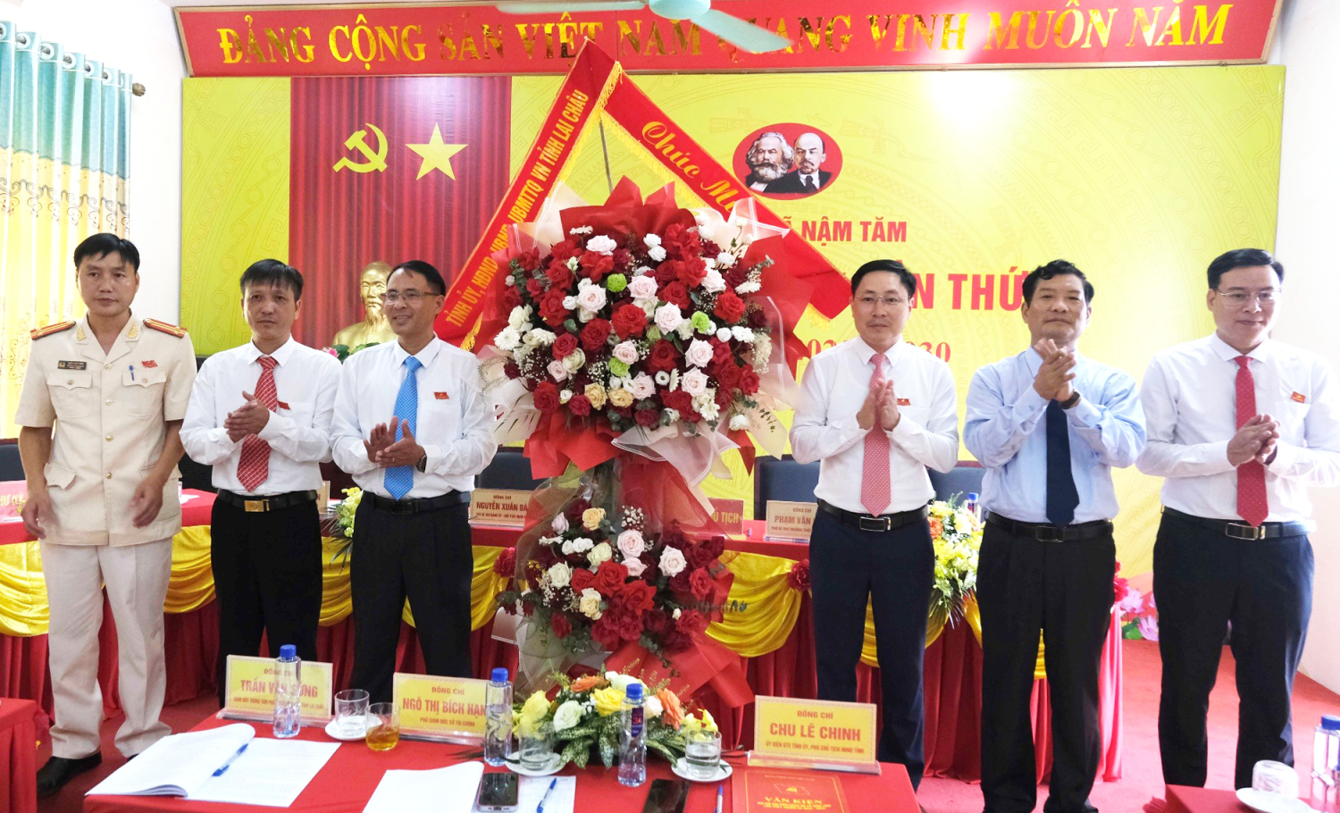 Đồng chí Chu Lê Chinh - Ủy viên Ban Thường vụ Tỉnh ủy, Phó Chủ tịch HĐND tỉnh tặng hoa chúc mừng Đại hội