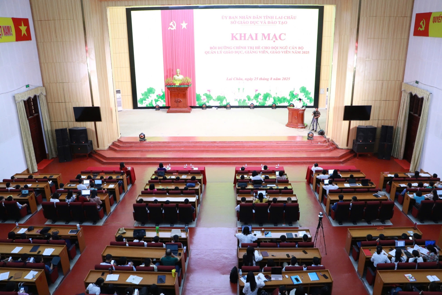 Quang cảnh lớp bồi dưỡng tại điểm cầu trung tâm