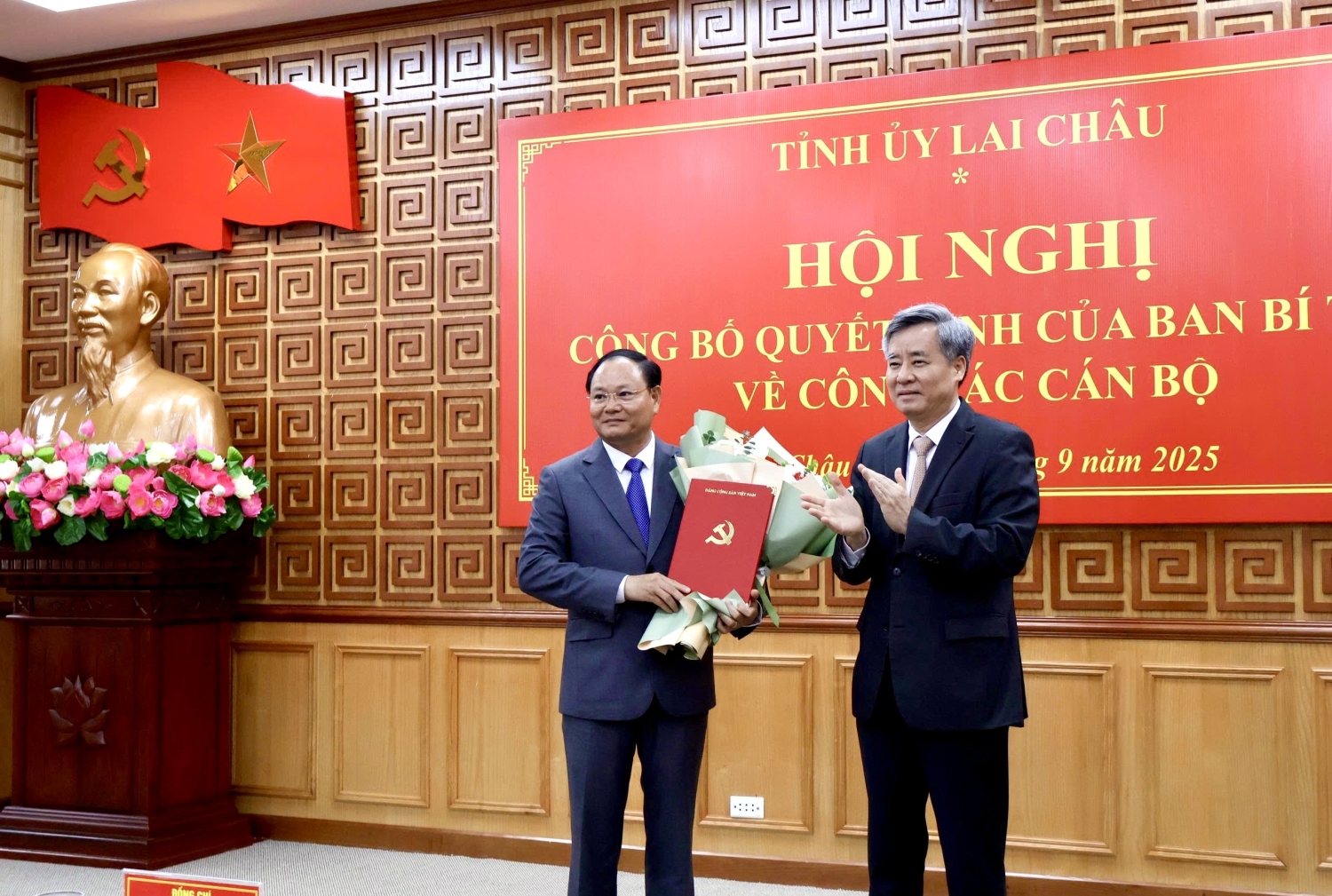 Đồng chí Nguyễn Quang Dương - Ủy viên Trung ương Đảng, Phó Trưởng Ban Tổ chức Trung ương trao Quyết định và tặng hoa chúc mừng đồng chí Lê Minh Ngân - Phó Bí thư Thường trực Tỉnh ủy Lai Châu