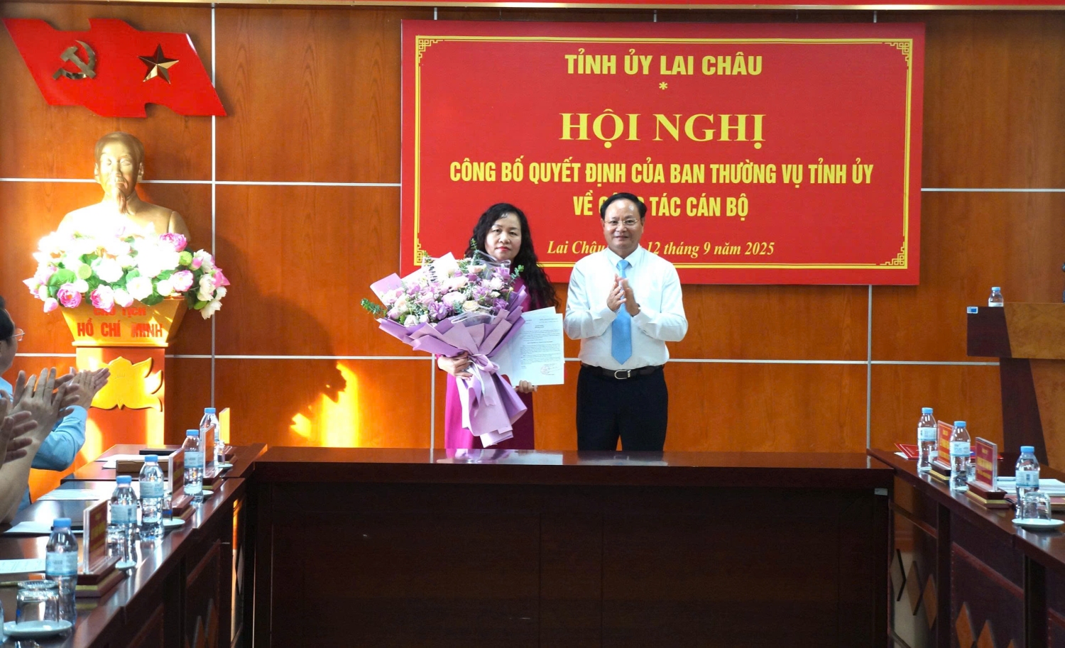 Đồng chí Lê Minh Ngân - Phó Bí thư Thường trực Tỉnh uỷ trao Quyết định và tặng hoa chúc mừng đồng chí Khoàng Thị Thanh Nga