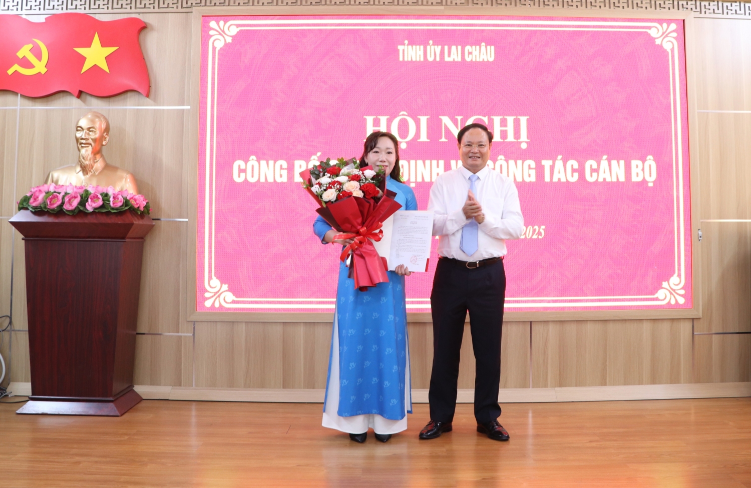 Đồng chí Lê Minh Ngân - Phó Bí thư Thường trực Tỉnh ủy trao Quyết định và tặng hoa chúc mừng đồng chí Ngô Thị Bích Hạnh