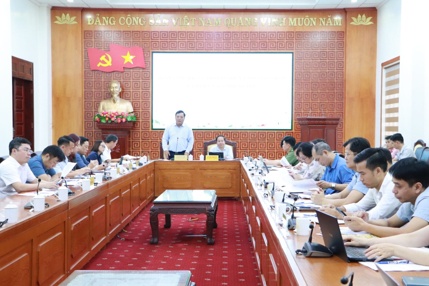 Quang cảnh buổi làm việc