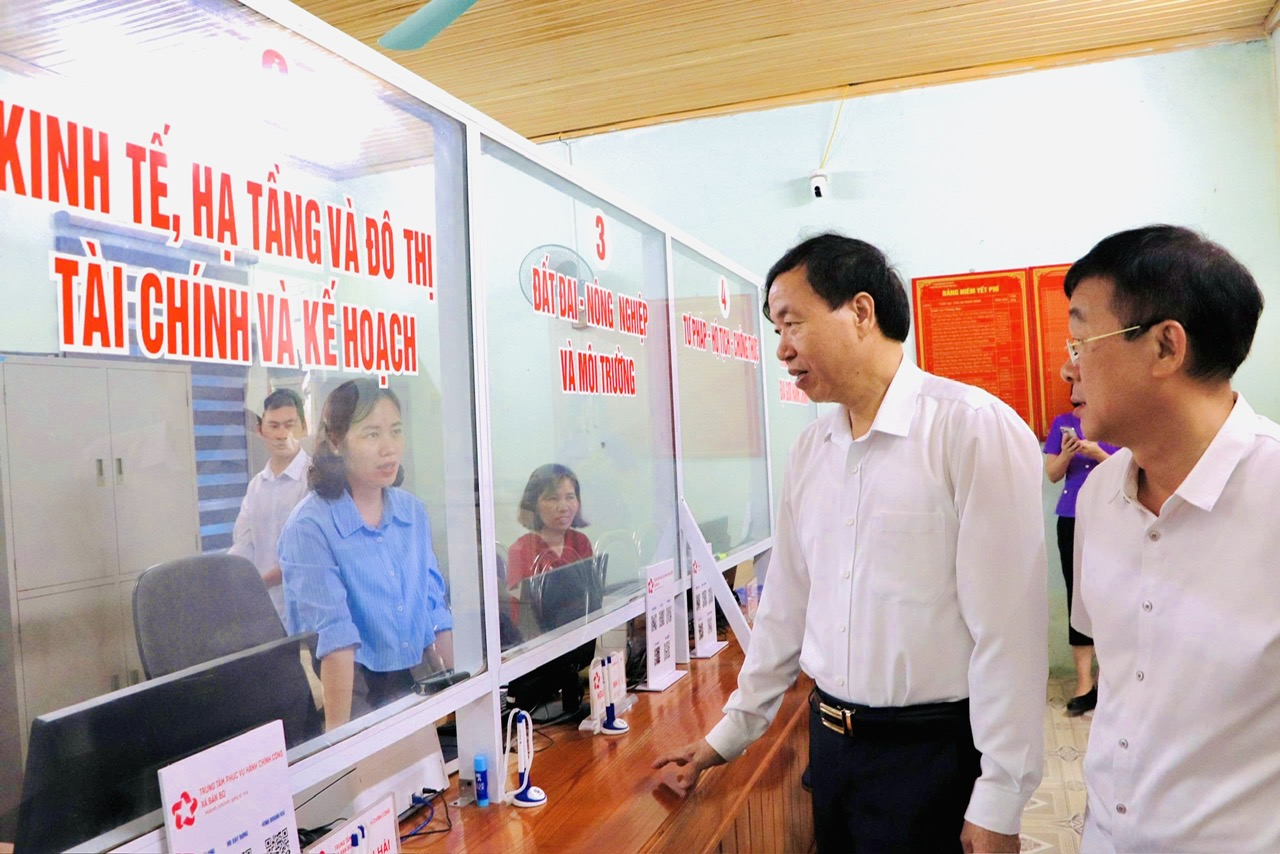 Đồng chí Lê Văn Lương - Phó Bí thư Tỉnh uỷ, Chủ tịch UBND tỉnh kiểm tra hoạt động của Trung tâm Phục vụ hành chính công xã Bản Bo