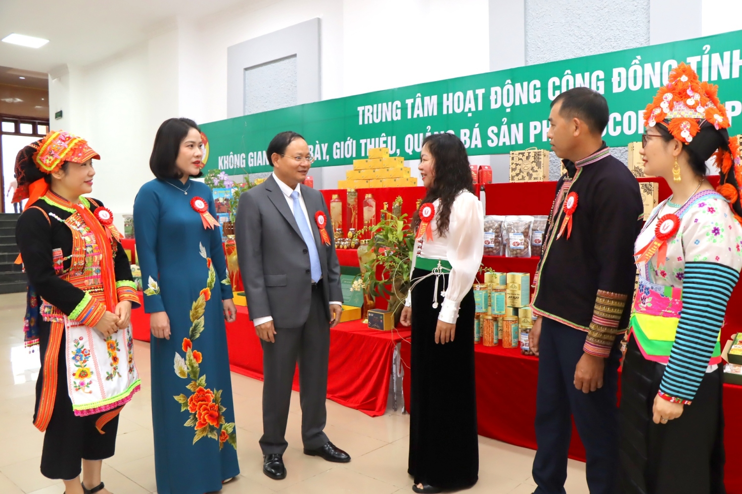 Đồng chí Lê Minh Ngân - Phó Bí thư Thường trực Tỉnh ủy trao đổi với các đại biểu dự Đại hội Thi đua yêu nước tỉnh Lai Châu lần VI (2025-2030) về đẩy mạnh các phong trào thi đua góp phần xây dựng Đảng, xây dựng hệ thống chính trị trong sạch vững mạnh