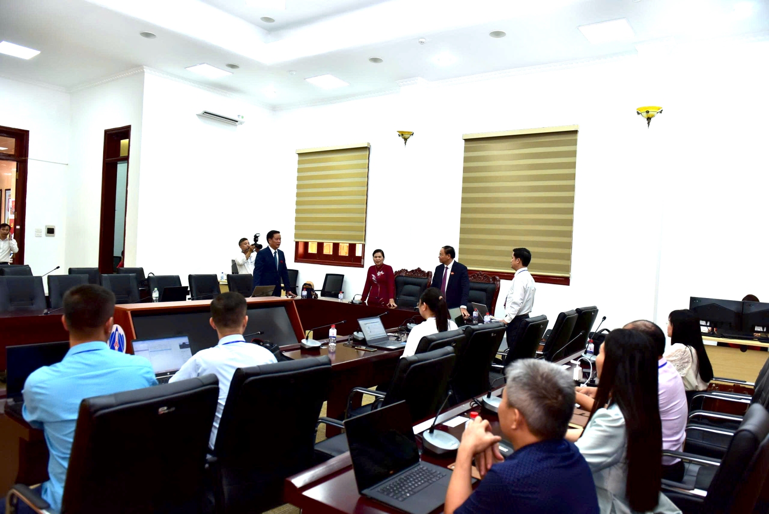 Các đồng chí lãnh đạo tỉnh kiểm tra hoạt động của Trung tâm báo chí