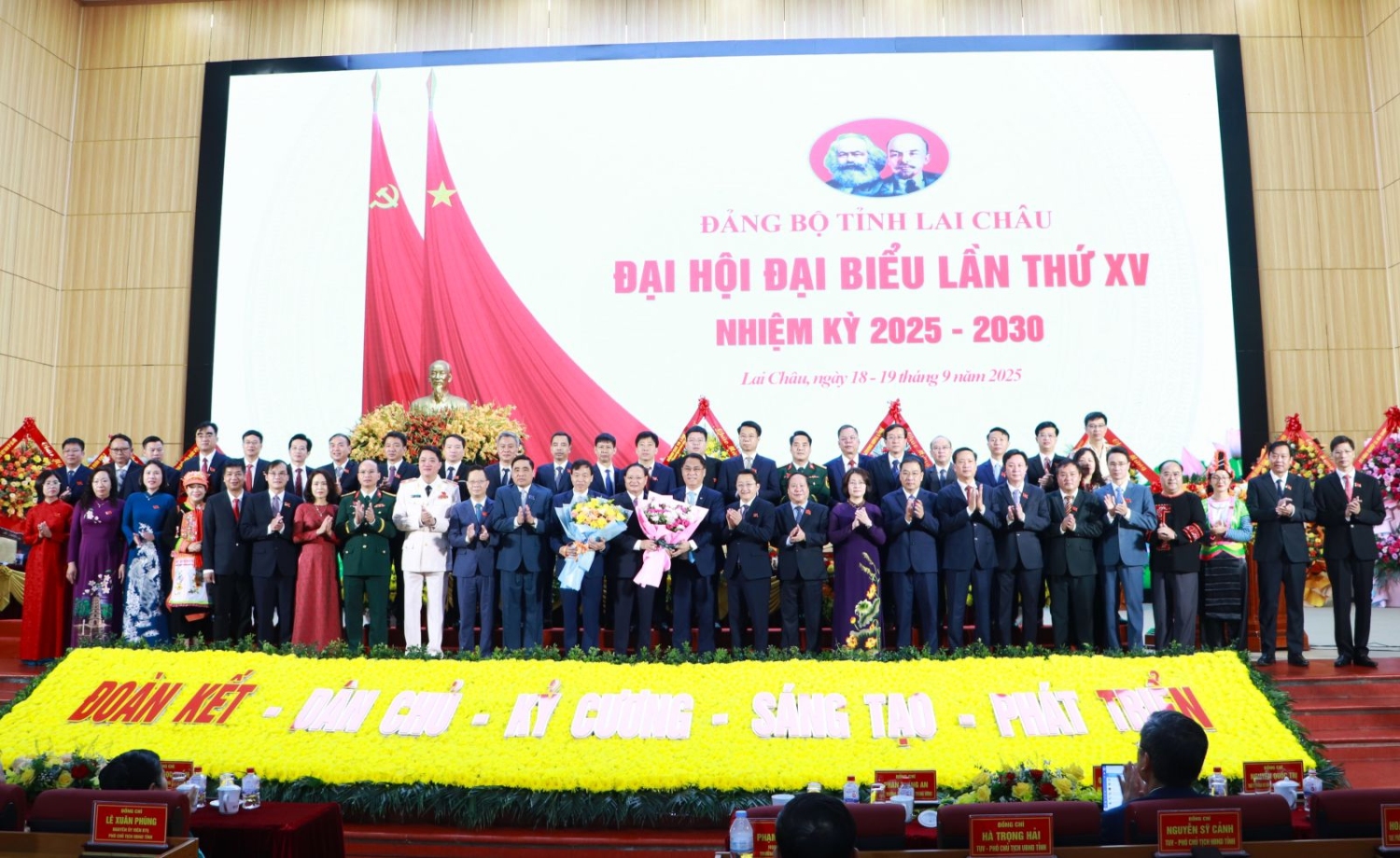 Ban Chấp hành Đảng bộ tỉnh khóa XV, nhiệm kỳ 2025-2030 ra mắt Đại hội