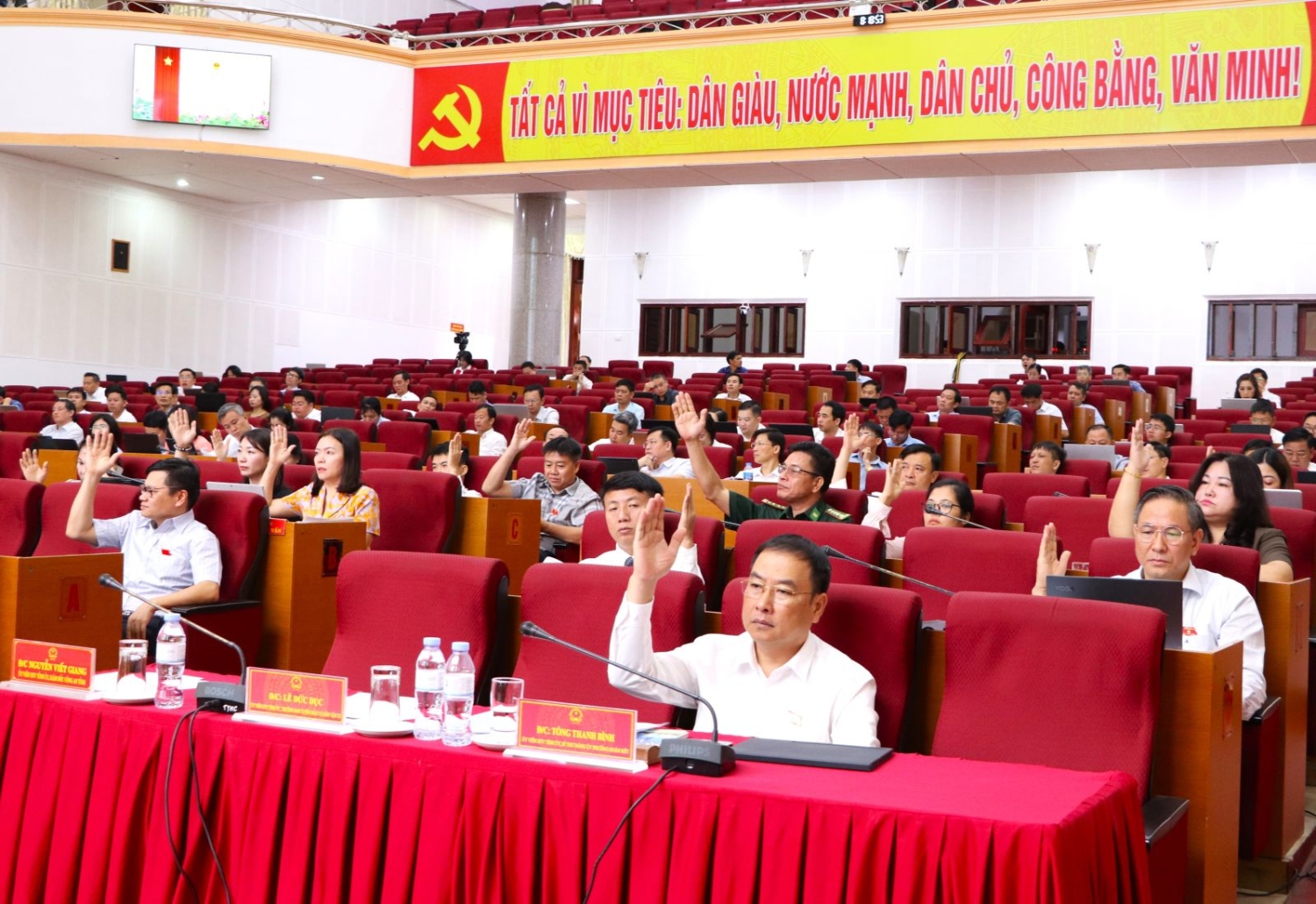 Đại biểu biểu quyết thông qua nghị quyết tại Kỳ họp