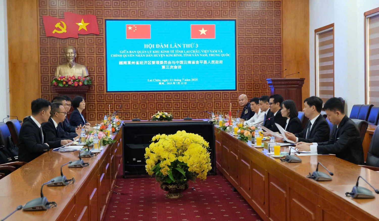 Hội đàm giữa Ban Quản lý Khu kinh tế tỉnh Lai Châu (Việt Nam) với chính quyền nhân dân huyện Kim Bình, tỉnh Vân Nam (Trung Quốc)