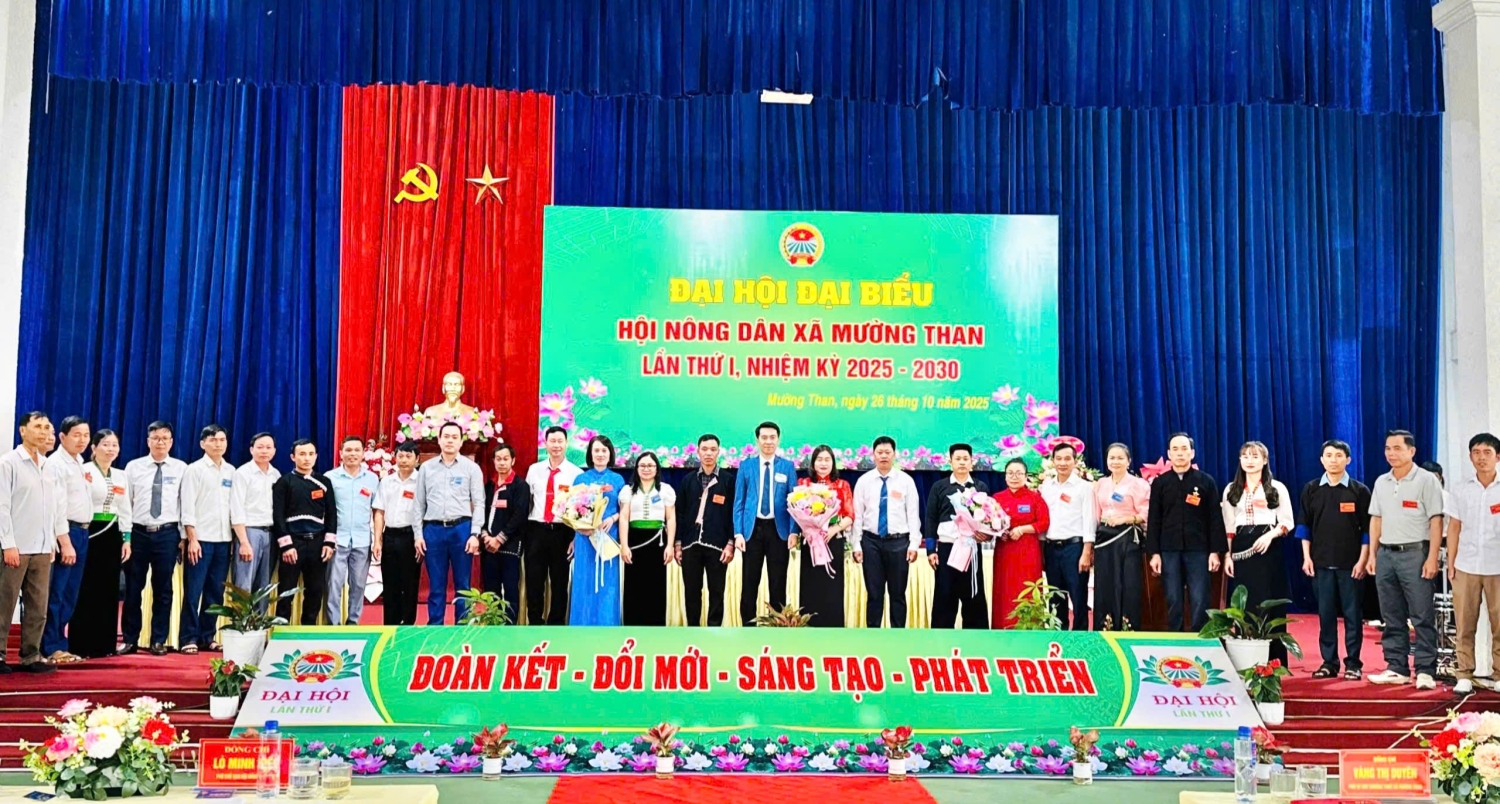 Đồng chí Lò Minh Hiếu - Phó Chủ tịch Hội Nông dân tỉnh tặng hoa chúc mừng Ban Chấp hành khóa mới ra mắt