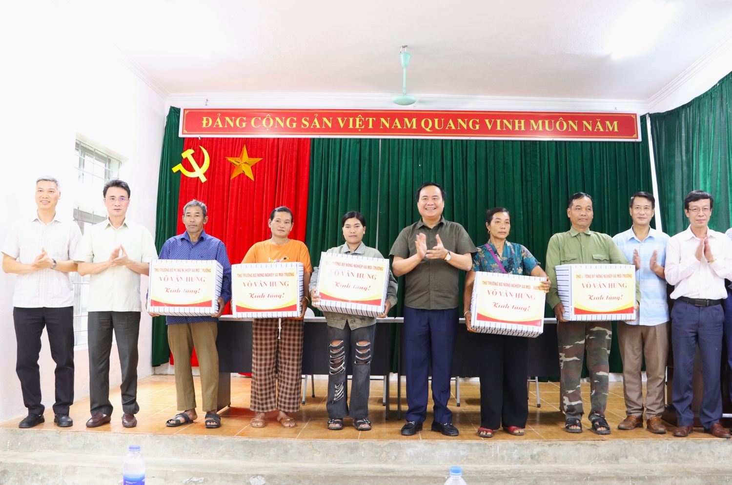 Đoàn công tác tặng quà 5 hộ gia đình có hoàn cảnh khó khăn tại bản Nậm Manh, xã Nậm Hàng