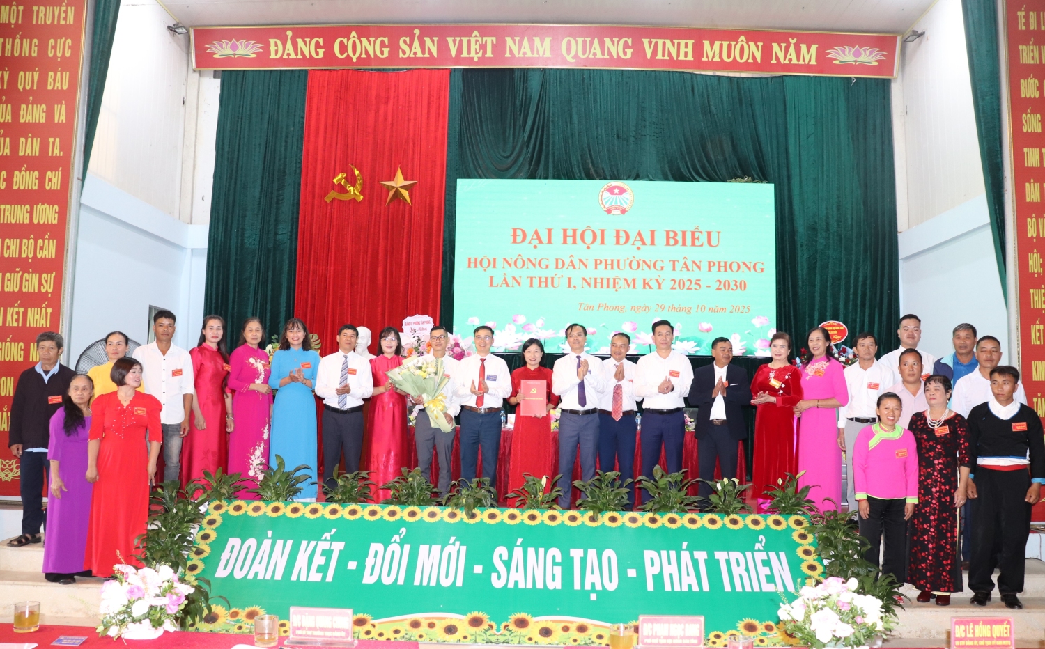 Đại diện lãnh đạo HND tỉnh, Đảng ủy phường Tân Phong trao quyết định và tặng hoa chúc mừng các đồng chí Ban Chấp hành khóa mới