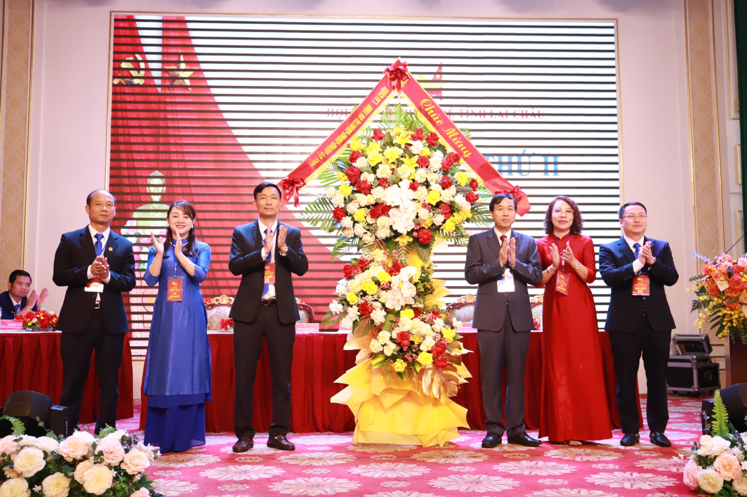 Đồng chí Lê Văn Lương - Phó Bí thư Tỉnh ủy, Chủ tịch UBND tỉnh tặng hoa chức mừng Đại hội