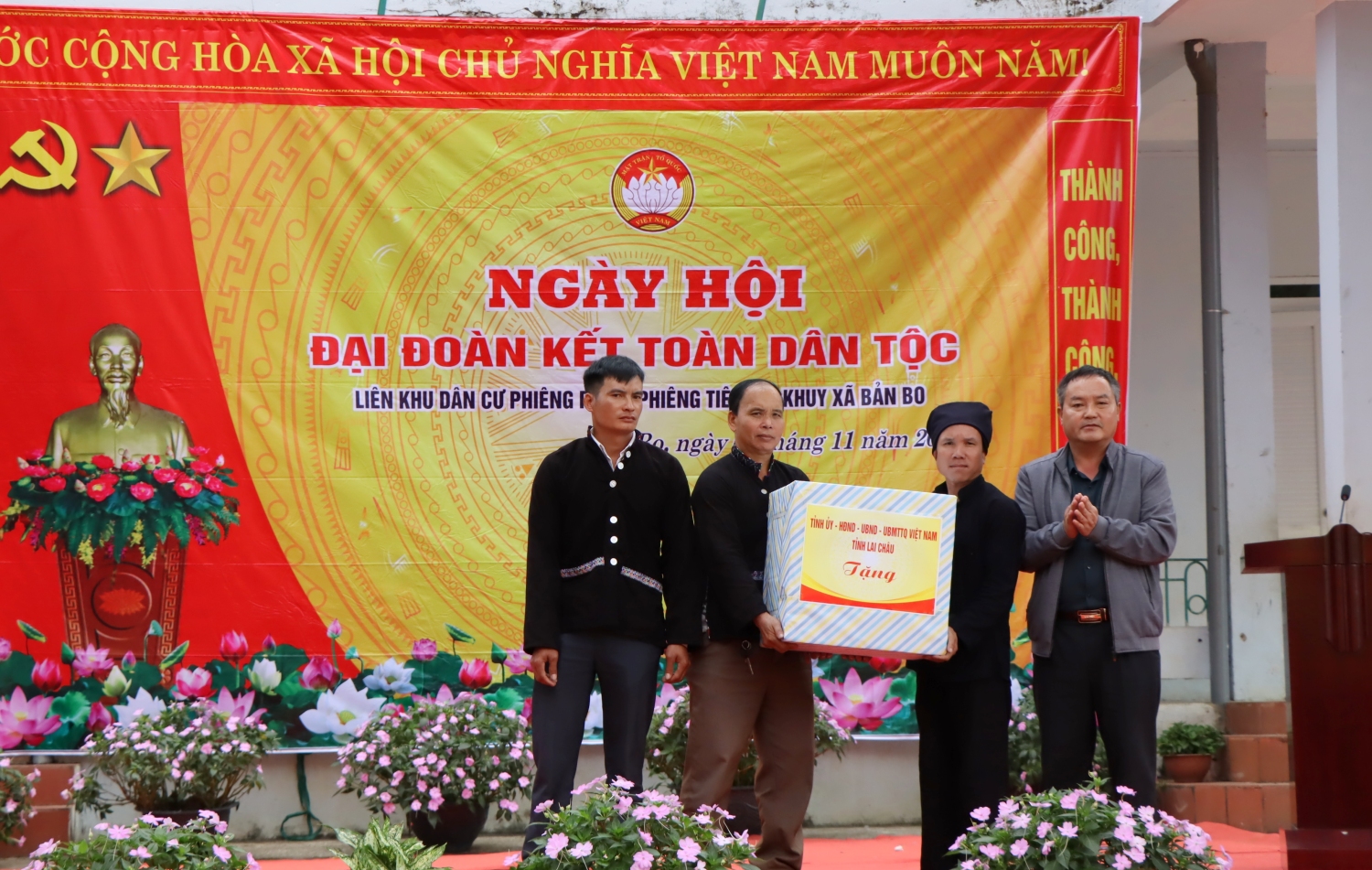 Đồng chí Giàng A Tính - Ủy viên Ban Thường vụ Tỉnh ủy, Phó Chủ tịch UBND tỉnh tặng quà cho đại diện liên khu dân cư 3 bản