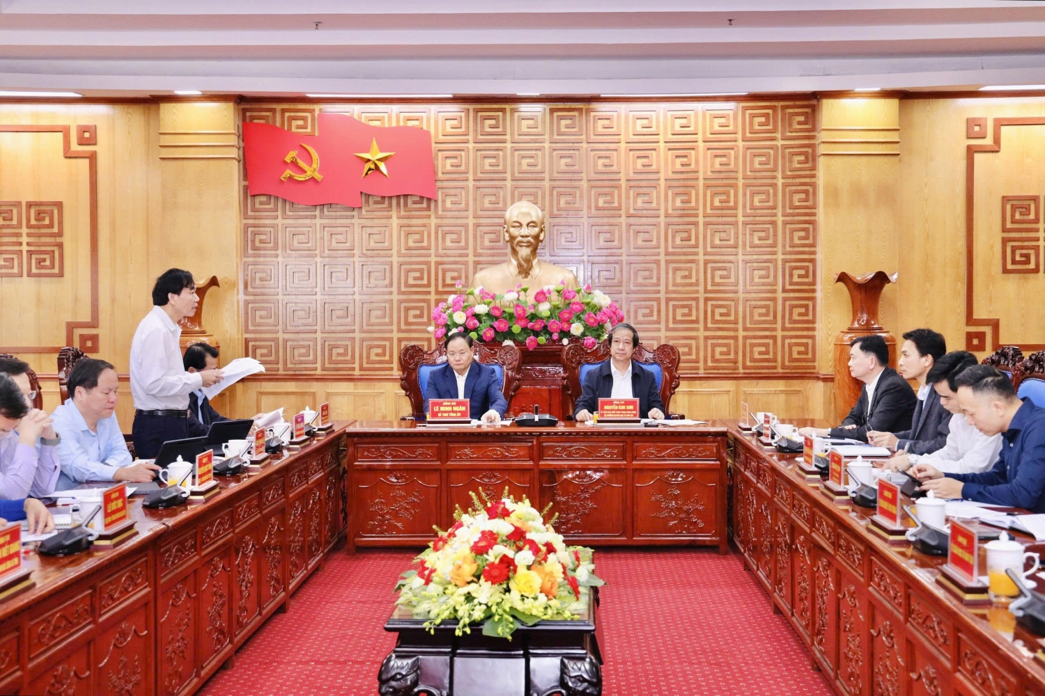 Quang cảnh buổi làm việc