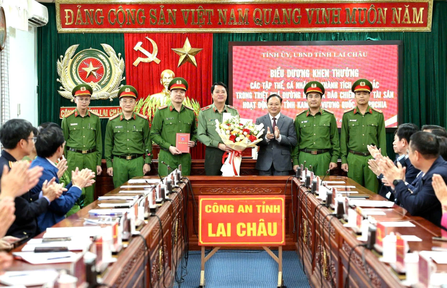 Đồng chí Lê Minh Ngân - Bí thư Tỉnh ủy tặng hoa chúc mừng Ban Chuyên án