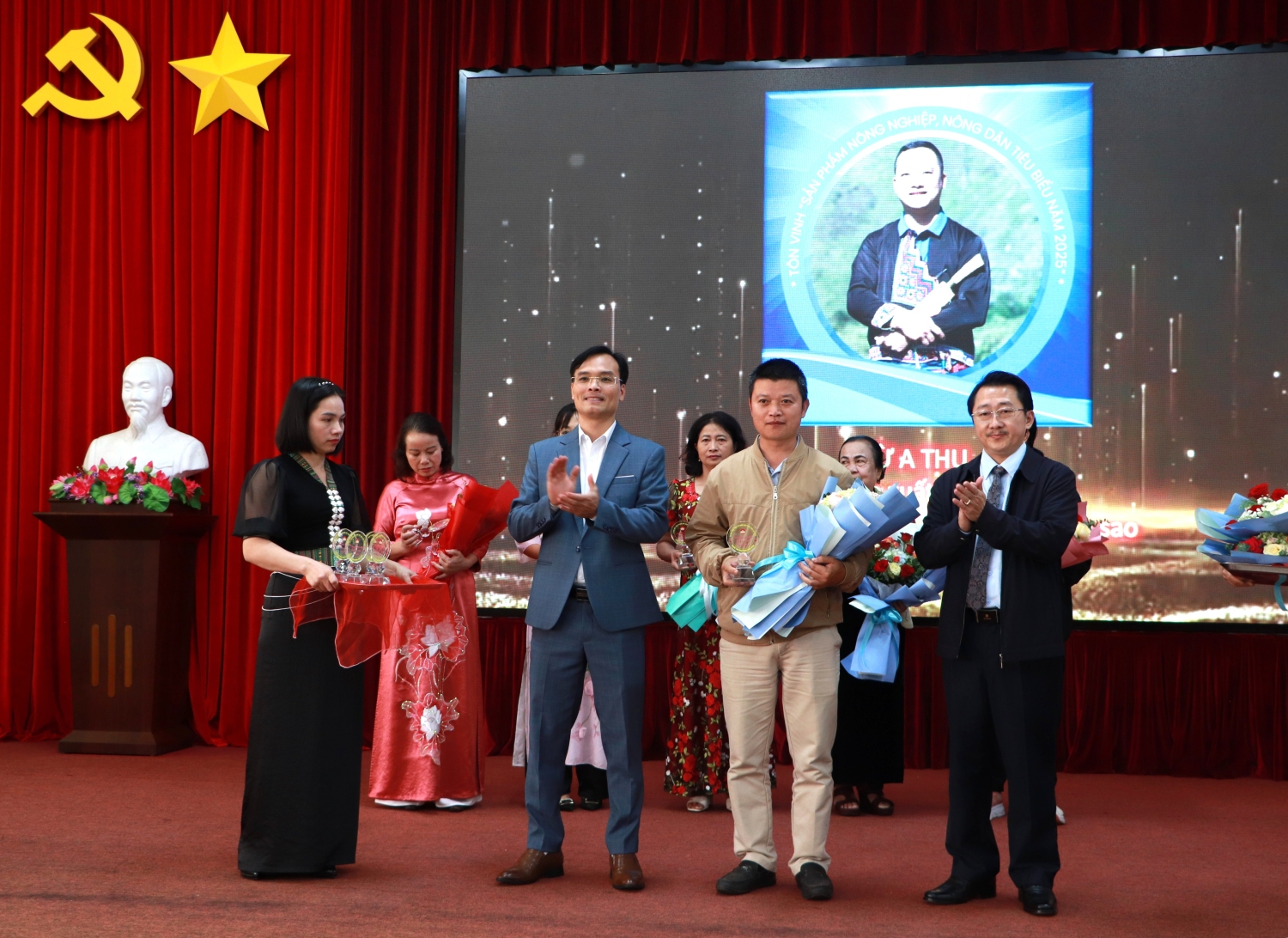 Đồng chí Sùng A Hồ - Phó Bí thư Thường trực Tỉnh ủy, Chủ tịch Ủy ban MTTQ Việt Nam tỉnh; đại diện lãnh đạo Hội Nông dân tỉnh trao biểu trưng và tặng hoa cho các chủ thể