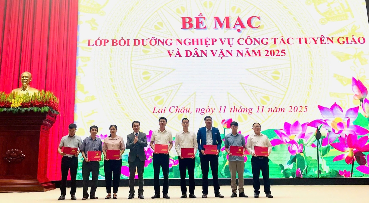 Đồng chí Lê Chí Công - Tỉnh ủy viên, Hiệu trưởng Trường Chính trị trao Giấy Chứng nhận cho các học viên