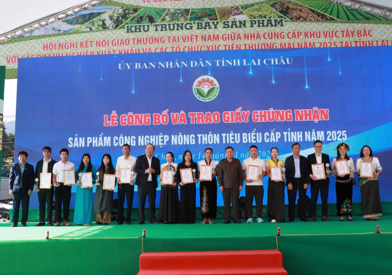 Các đồng chí lãnh đạo trao Giấy chứng nhận cho các cơ sở công nghiệp nông thôn tiêu biểu