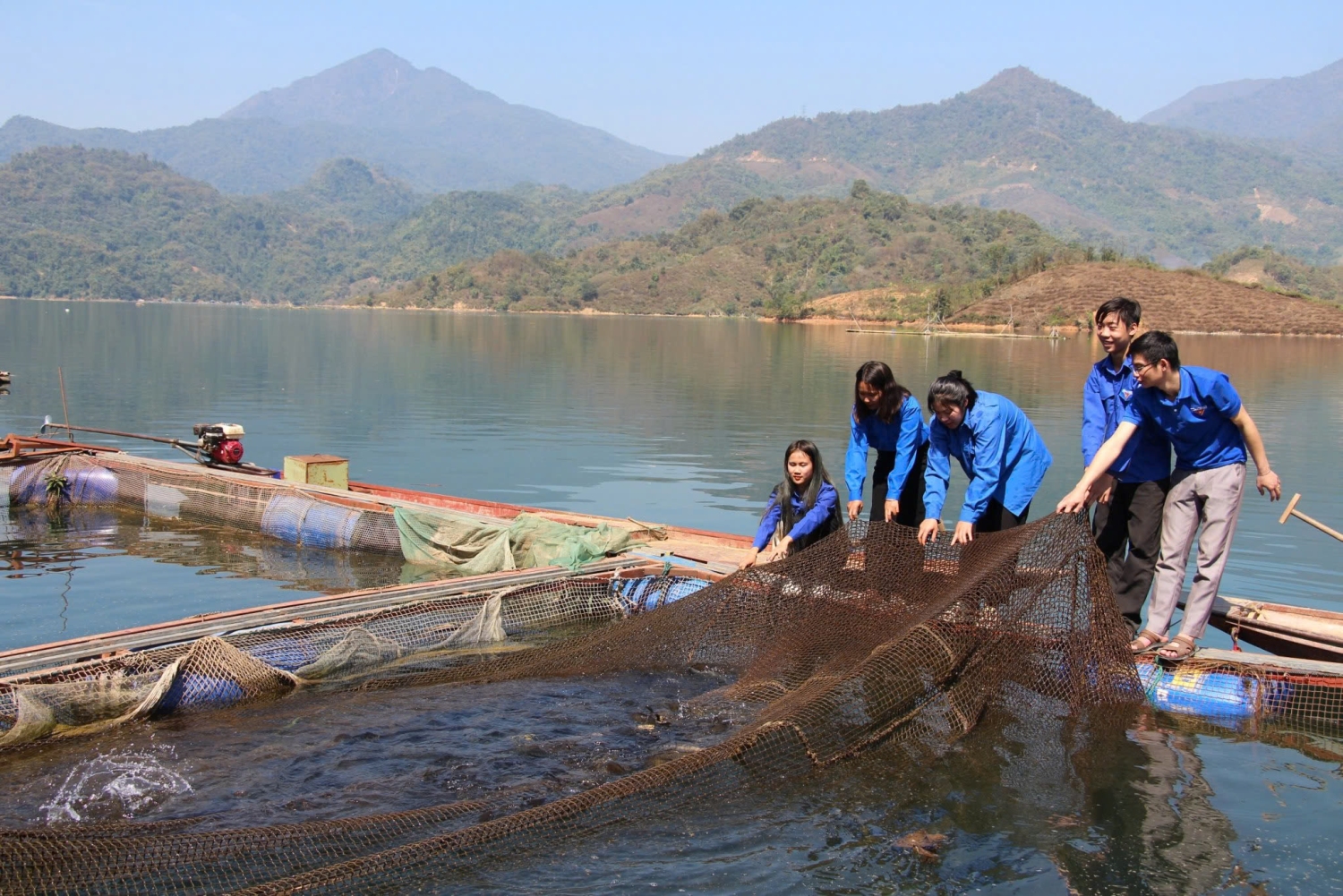 Mô hình nuôi cá lồng trên lòng hồ Thủy điện ở xã Mường Mô mang lại hiệu quả kinh tế cao