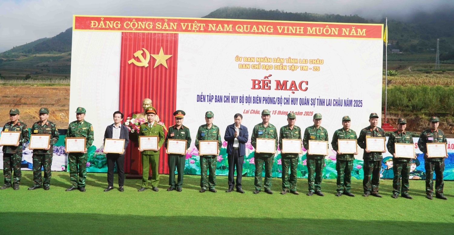 Đồng chí Lê Văn Lương - Phó Bí thư Tỉnh ủy, Chủ tịch UBND tỉnh, Trưởng Ban Chỉ đạo diễn tập tặng Bằng khen cho các cá nhân có thành tích xuất sắc trong diễn tập