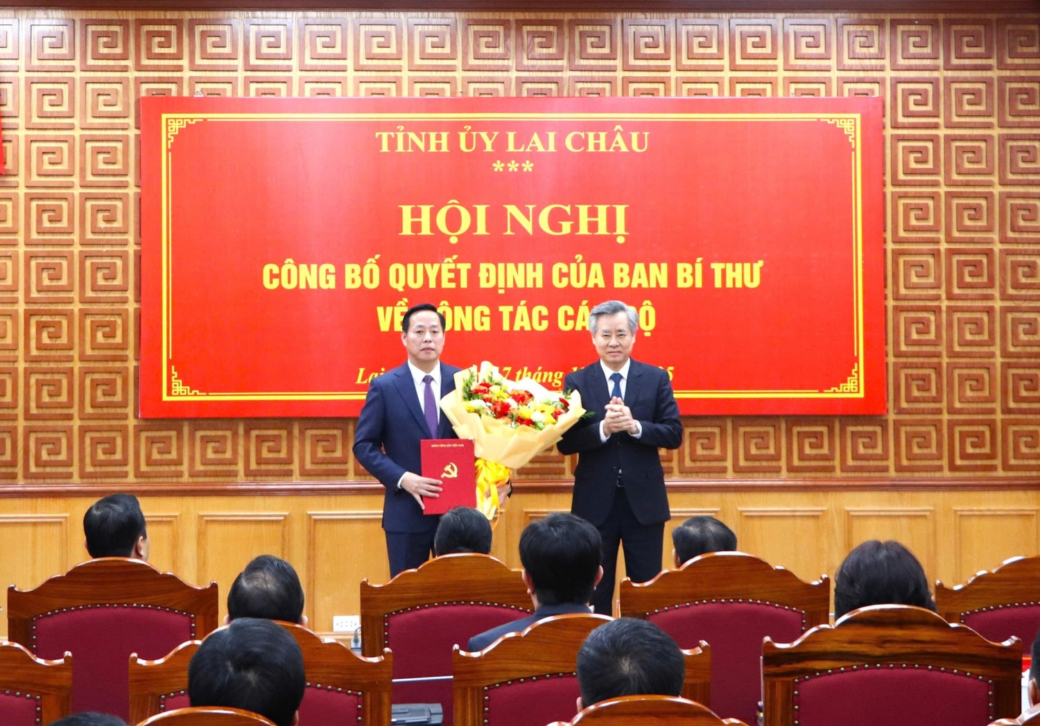 Đồng chí Nguyễn Quang Dương - Ủy viên Trung ương Đảng, Phó Trưởng Ban Tổ chức Trung ương  trao Quyết định cho đồng chí Hà Quang Trung