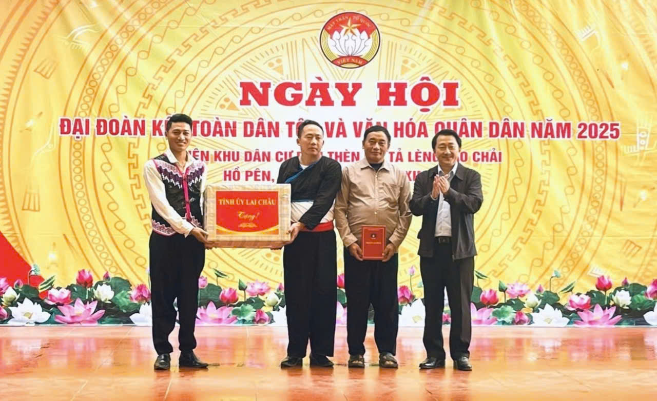 Đồng chí Sùng A Hồ - Phó Bí thư Thường trực Tỉnh ủy, Chủ tịch Uỷ ban MTTQ Việt Nam tỉnh tặng quà cho đại diện các bản tại Ngày hội đại đoàn kết toàn dân tộc và văn hóa quân dân năm 2025 tại xã Tả Lèng