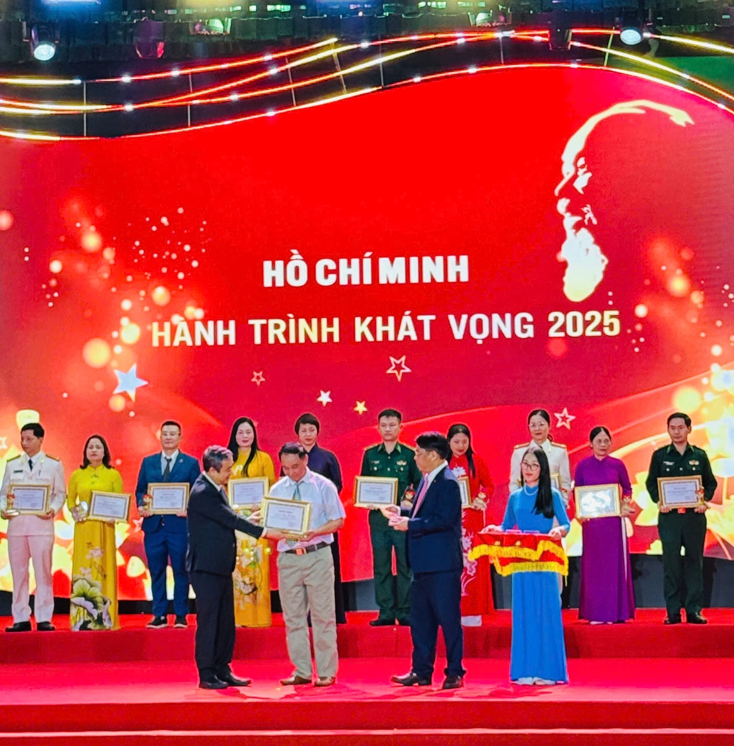 Ông Nguyễn Trung Dũng - Giám đốc Công ty TNHH chè Hồng Đức nhận giấy chứng nhận và biểu trưng tiêu biểu