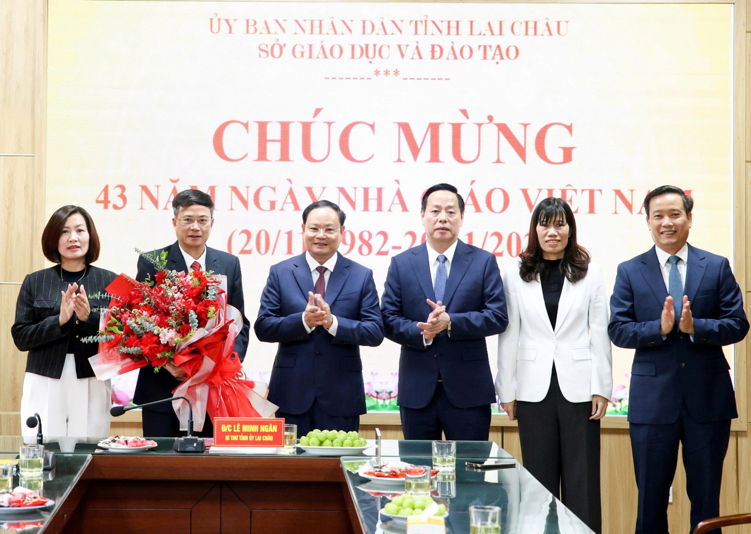 Đồng chí Lê Minh Ngân - Bí thư Tỉnh uỷ cùng các đồng chí lãnh đạo Tỉnh tặng hoa chúc mừng ngày Nhà giáo Việt Nam 20/11