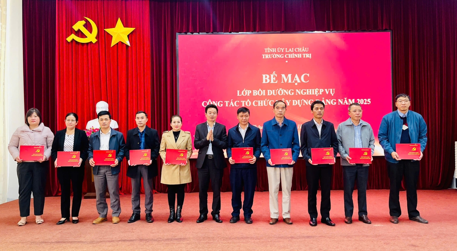 Đồng chí Mạc Quang Mạnh - Phó Trưởng Ban Tổ chức Tỉnh ủy trao Giấy chứng nhận cho các học viên