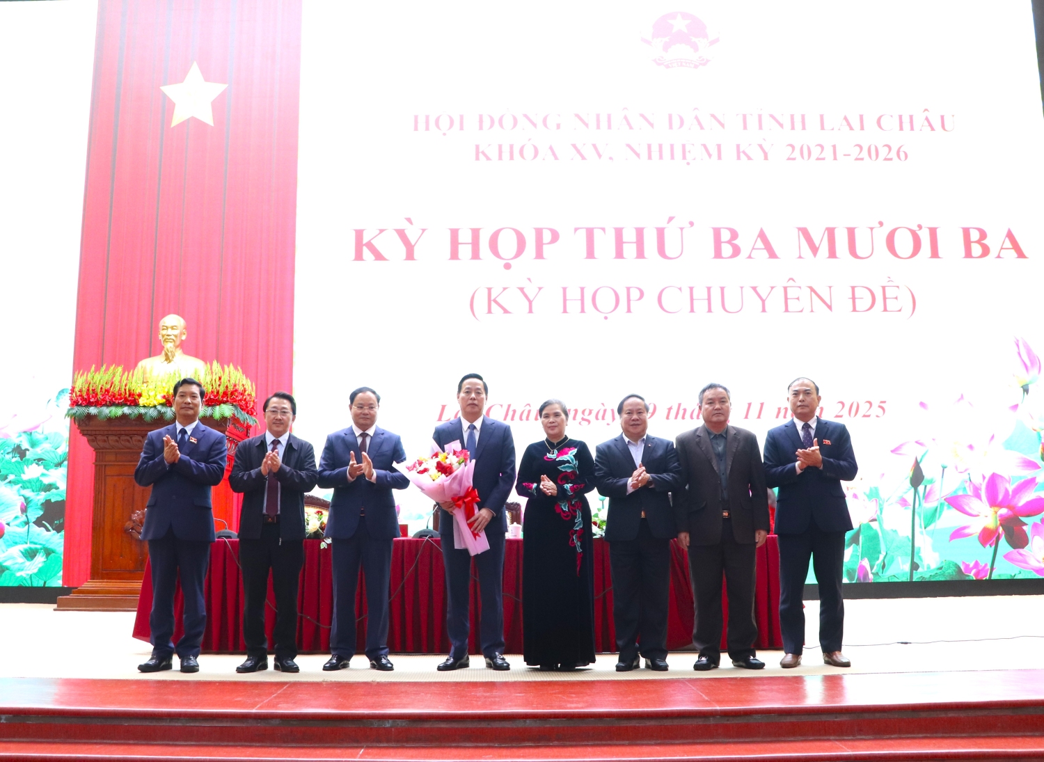 Các đồng chí lãnh đạo tỉnh tặng hoa chúc mừng tân Chủ tịch UBND tỉnh Hà Quang Trung