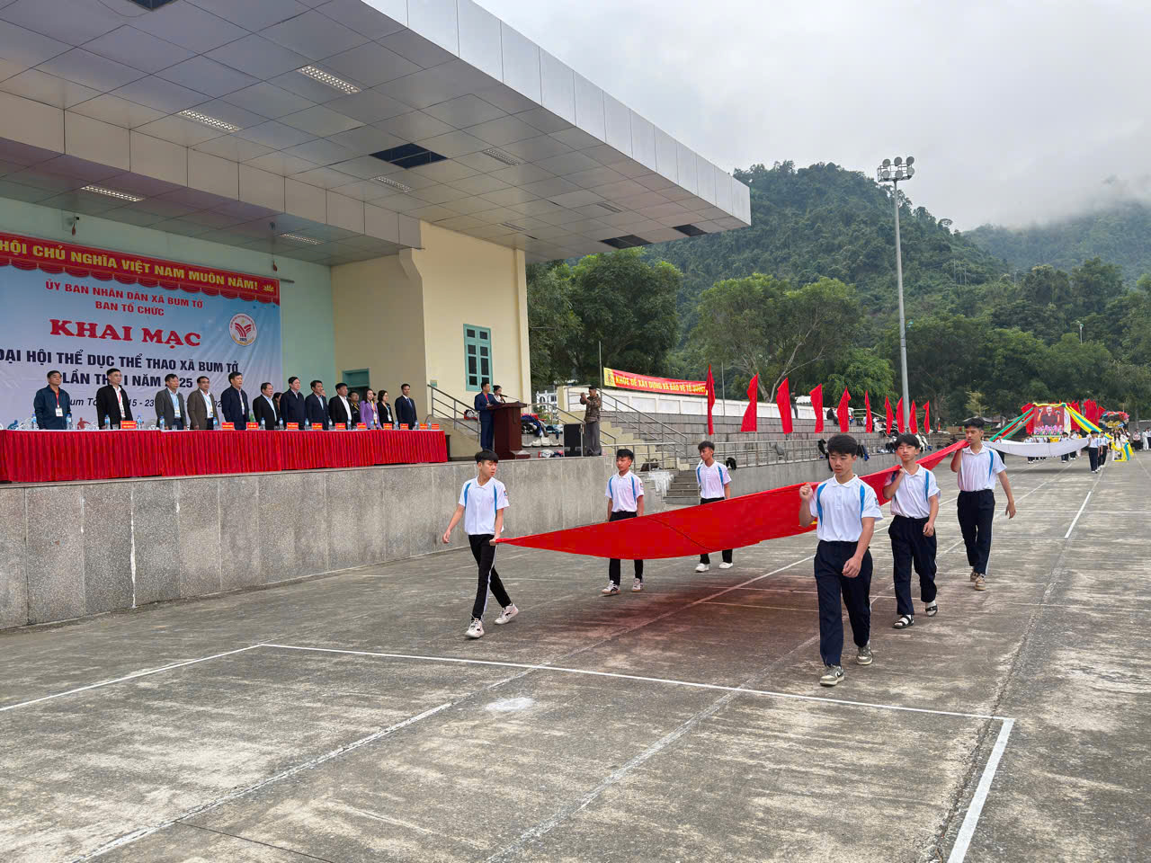 Màn diễu hành tại Đại hội Thể dục thể thao xã Bum Tở lần thứ I, năm 2025.