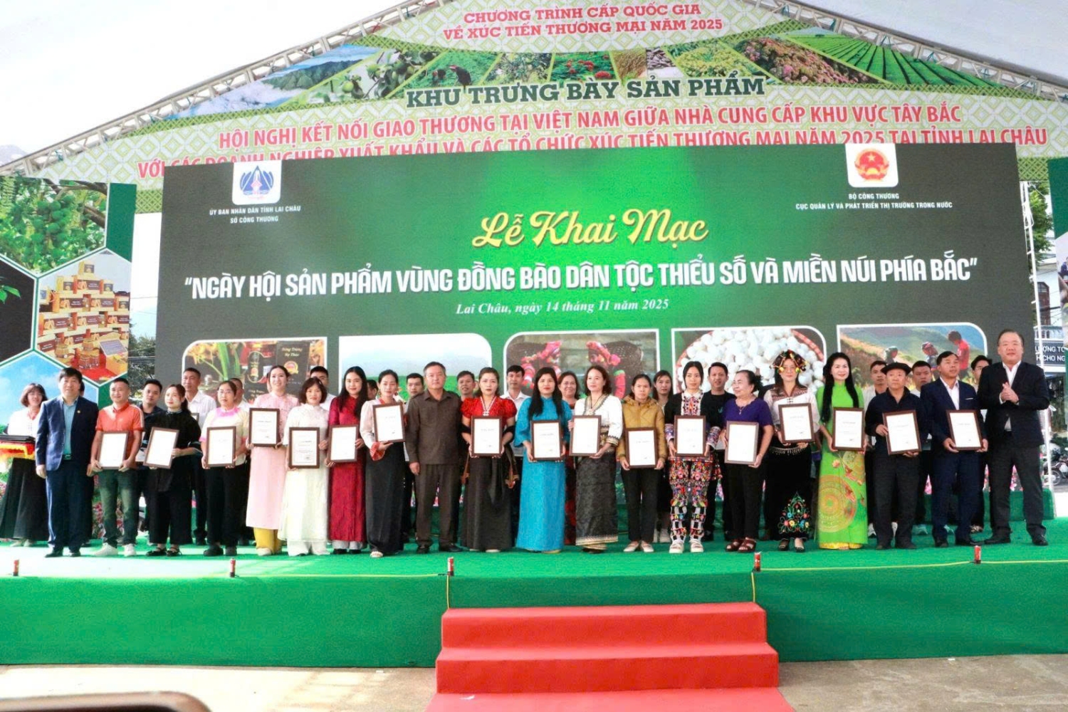 Các đồng chí lãnh đạo trao Giấy chứng nhận doanh nghiệp, hợp tác xã, hộ kinh doanh sản phẩm vùng đồng bào dân tộc thiểu số và miền núi tiêu biểu năm 2025