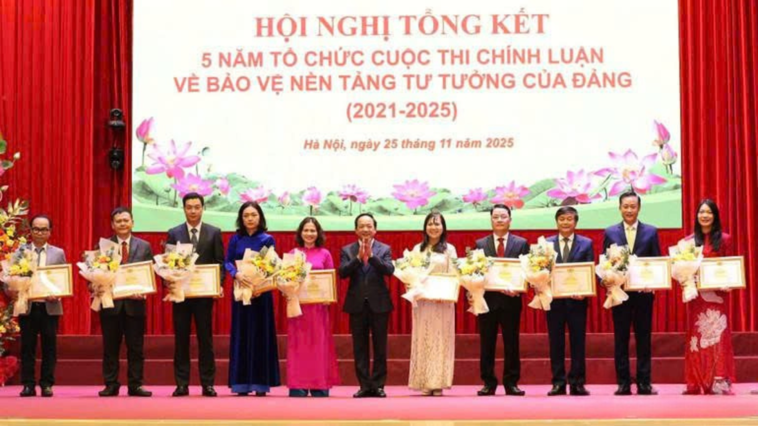 Đồng chí Trịnh Văn Quyết, Bí thư Trung ương Đảng, Trưởng Ban Tuyên giáo và Dân vận Trung ương trao Bằng khen tặng các tập thể có nhiều thành tích xuất sắc trong tổ chức Cuộc thi chính luận về bảo vệ nền tảng tư tưởng của Đảng