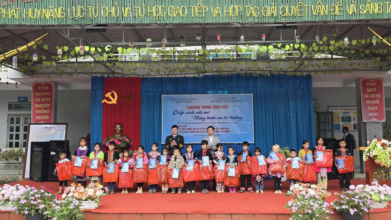 Lãnh đạo Bộ Tham mưu Hải quân và Ban Tuyên giáo và Dân vận Tỉnh uỷ tặng quà cho học sinh nghèo vượt khó tại Trường Phổ thông dân tộc bán trú Tiểu học Khun Há