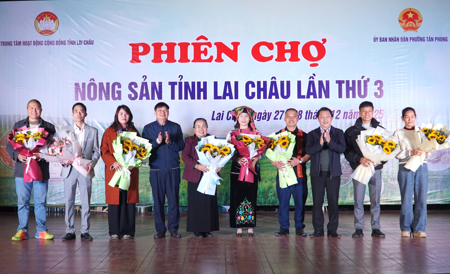 Các đồng chí: Sùng A Hồ - Phó Bí thư Thường trực Tỉnh ủy, Chủ tịch Ủy ban MTTQ Việt Nam tỉnh; Phan Văn Anh - Phó Chủ tịch Tổng Liên đoàn Lao động Việt Nam tặng hoa cho các chủ thể OCOP