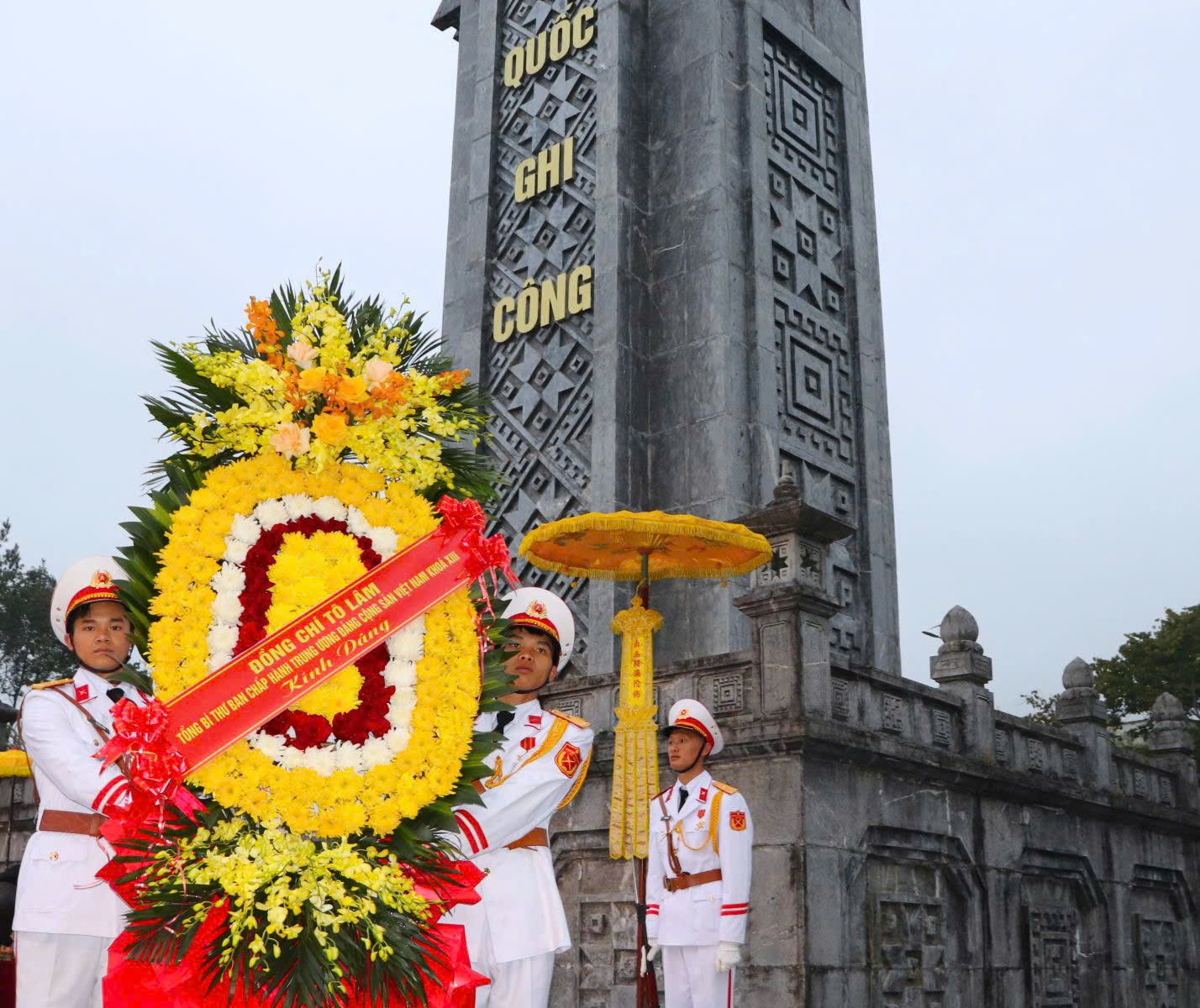 Lẵng hoa của Tổng Bí thư Tô Lâm dâng lên anh linh các Anh hùng liệt sĩ tại Nghĩa trang Liệt sĩ tỉnh Lai Châu