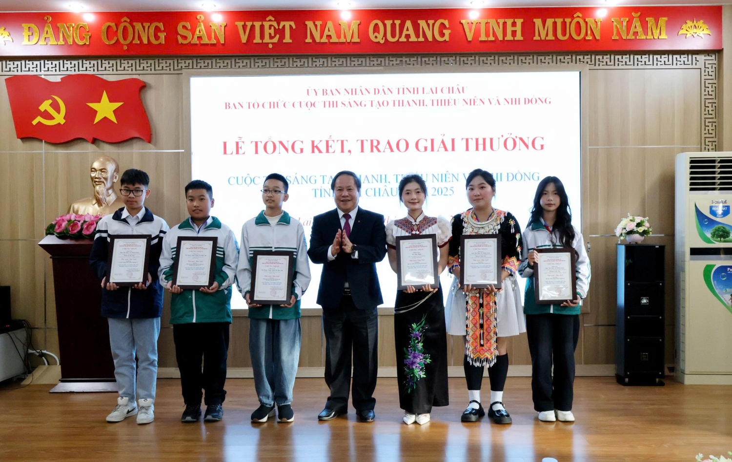 Đồng chí Tống Thanh Hải - Ủy viên Ban Thường vụ Tỉnh ủy, Phó Chủ tịch Thường trực UBND tỉnh trao giải đặc biệt cho các tác giả, nhóm tác giả đoạt giải
