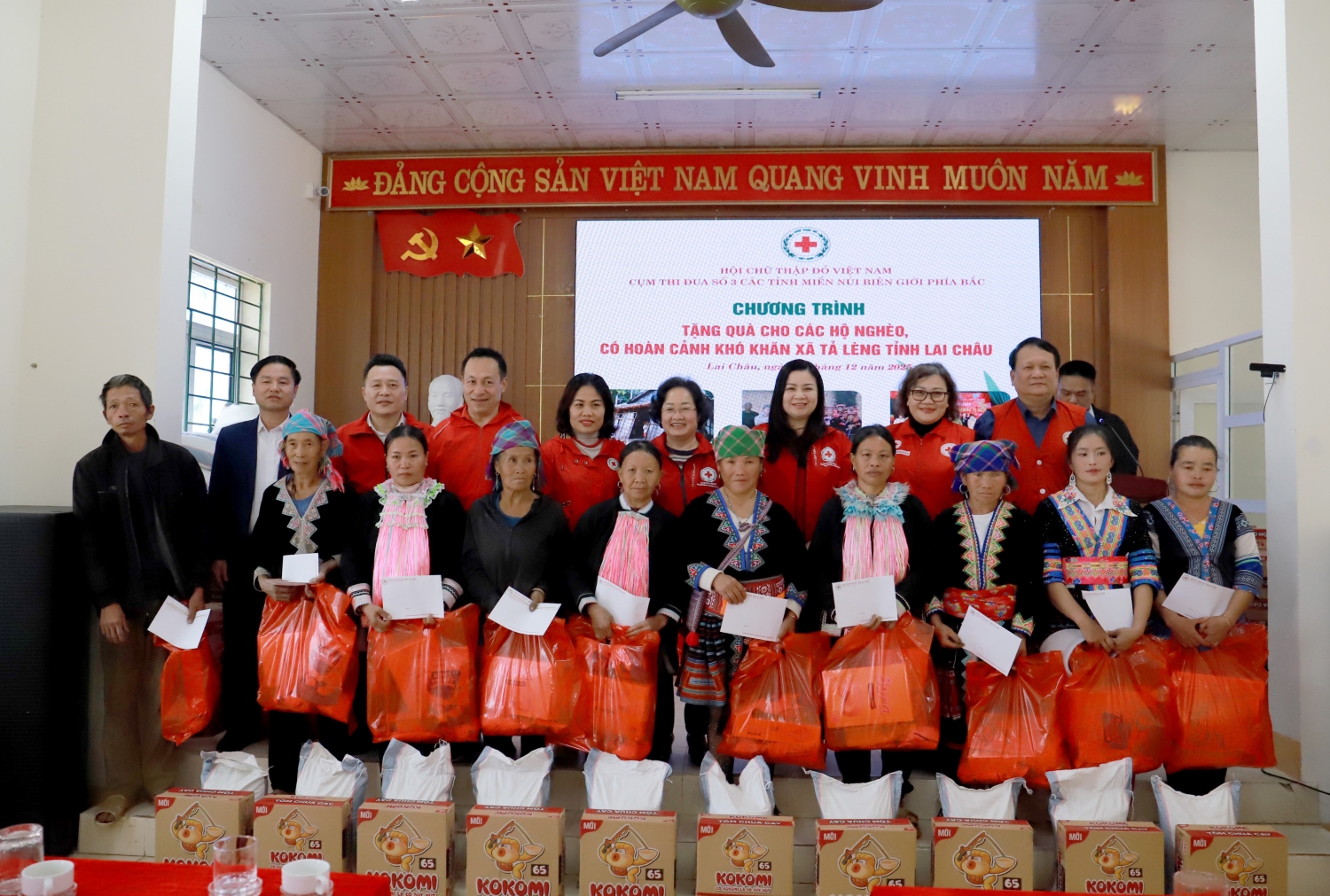 Đại diện lãnh đạo Hội Chữ thập đỏ Việt Nam Cụm thi đua số 3 các tỉnh miền núi biên giới phía Bắc tặng quà cho người dân xã Tả Lèng