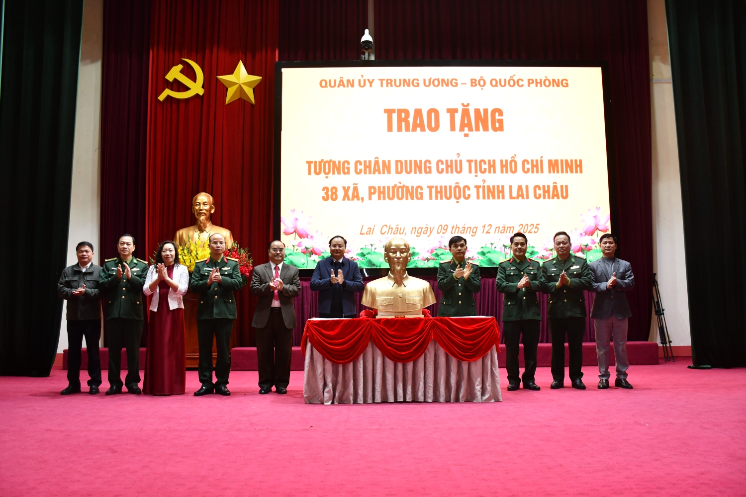 Các đại biểu chúc mừng các xã, phường được trao tặng tượng chân dung Chủ tịch Hồ Chí Minh