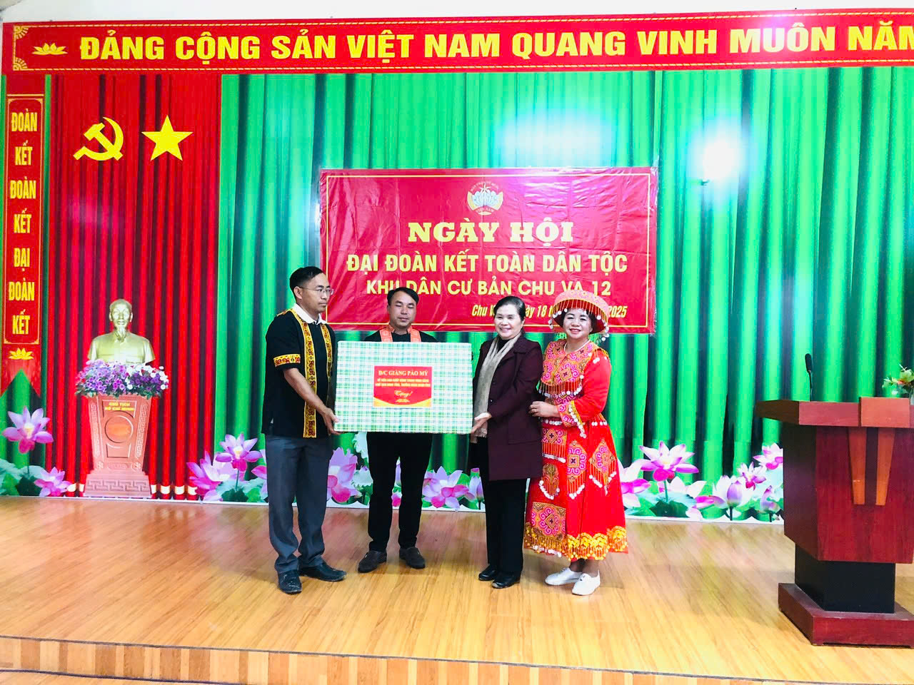 Hằng năm các cấp ủy, chính quyền tổ chức ngày hội đại đoàn kết các dân tộc ở các thôn, bản, khu dân cư với nhiều hoạt động có ý nghĩa thiết thực, góp phần tăng cường, củng cố khối đại đoàn kết các dân tộc trên địa bàn tỉnh