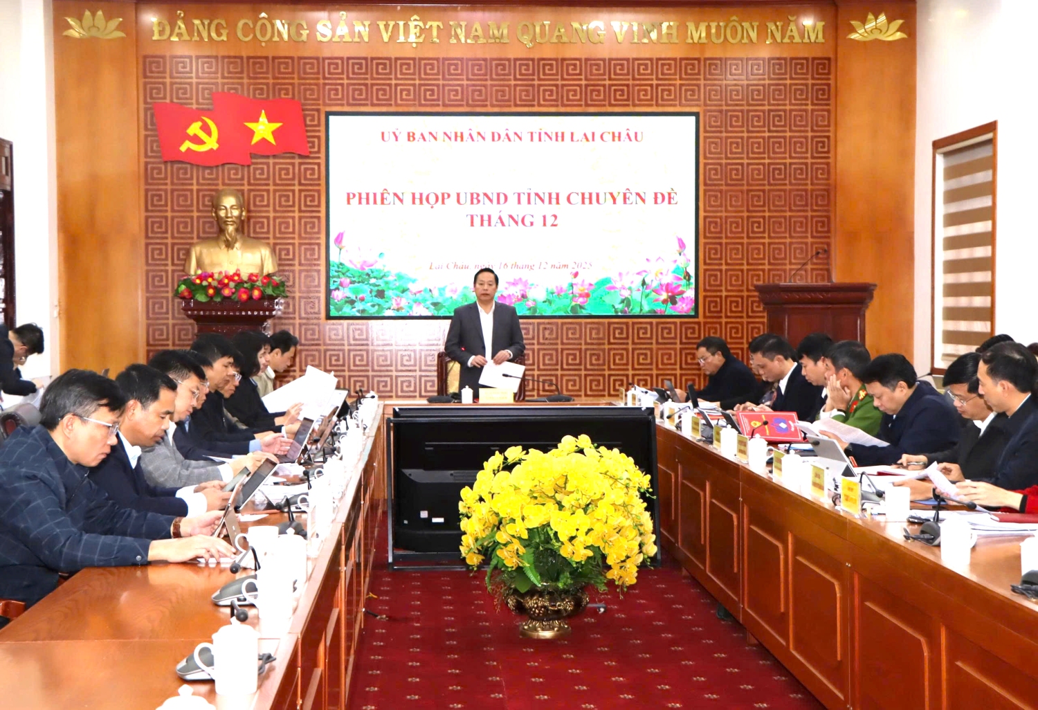 Quang cảnh Phiên họp