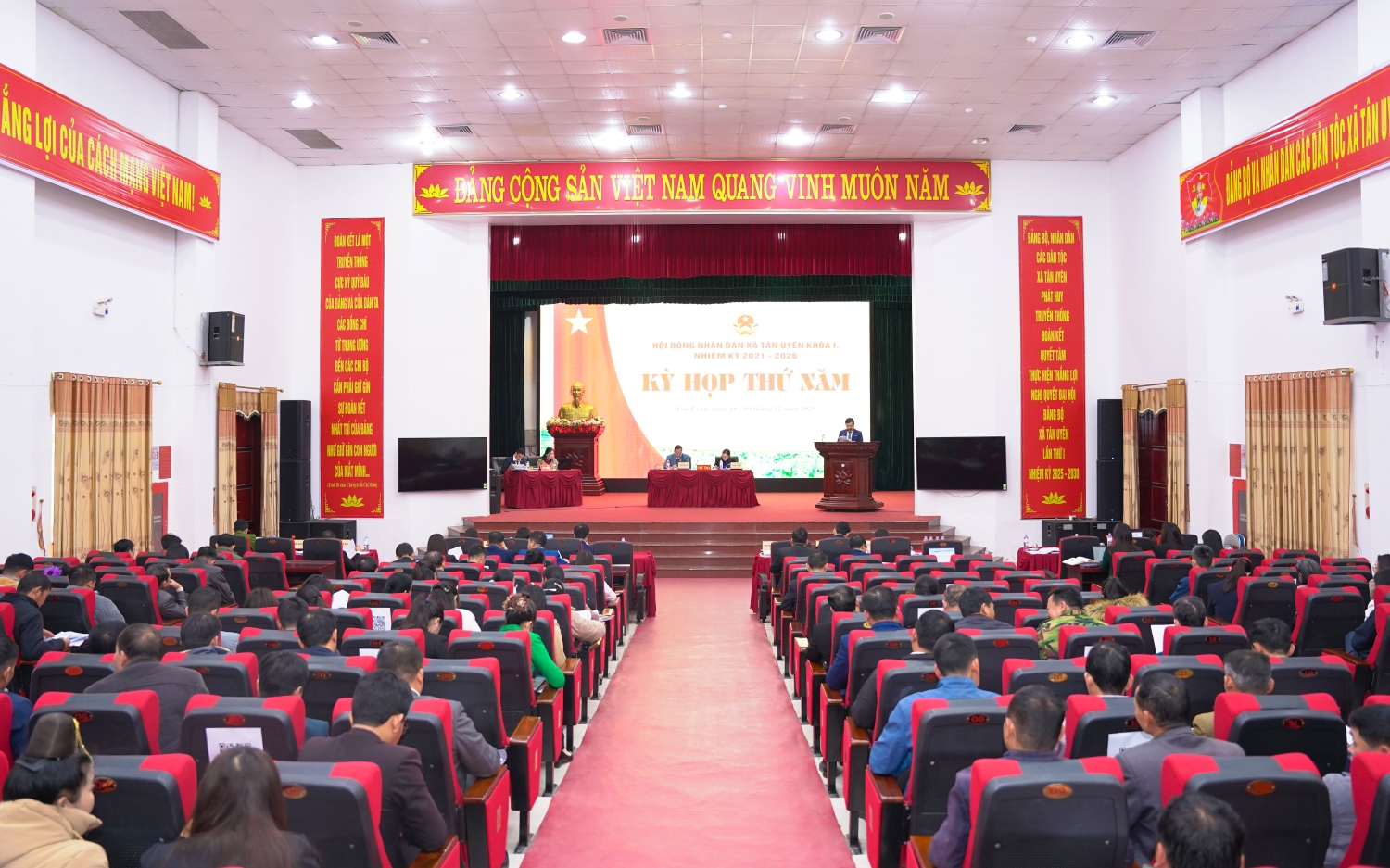 Quang cảnh Kỳ họp