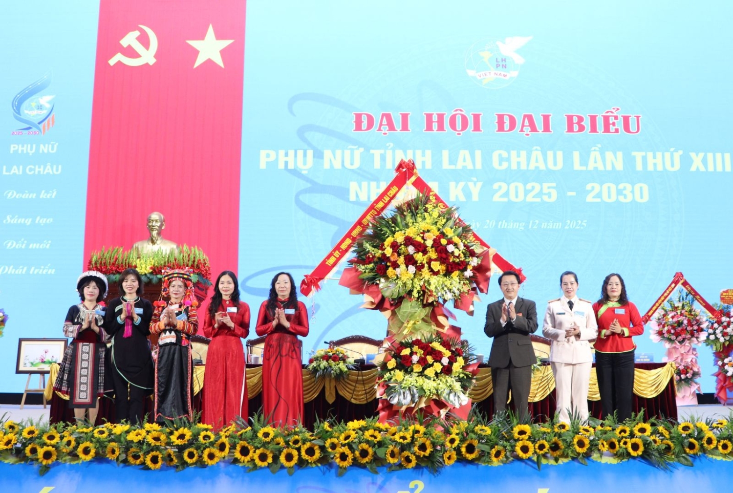 Thay mặt Tỉnh uỷ, HĐND, UBND, Ủy ban MTTQ Việt Nam tỉnh đồng chí Phó Bí thư Thường trực Tỉnh uỷ Sùng A Hôg tặng lẵng hoa chúc mừng Đại hội