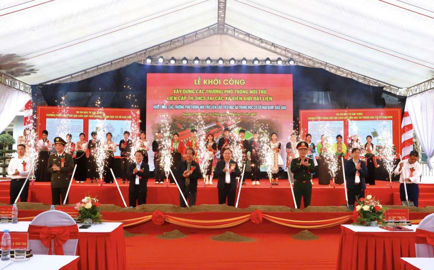 Bộ Trưởng Bộ Giáo dục và Đào tạo Nguyễn Kim Sơn và các đồng chí lãnh đạo tỉnh thực hiện Nghi lễ khởi công xây dựng công trình